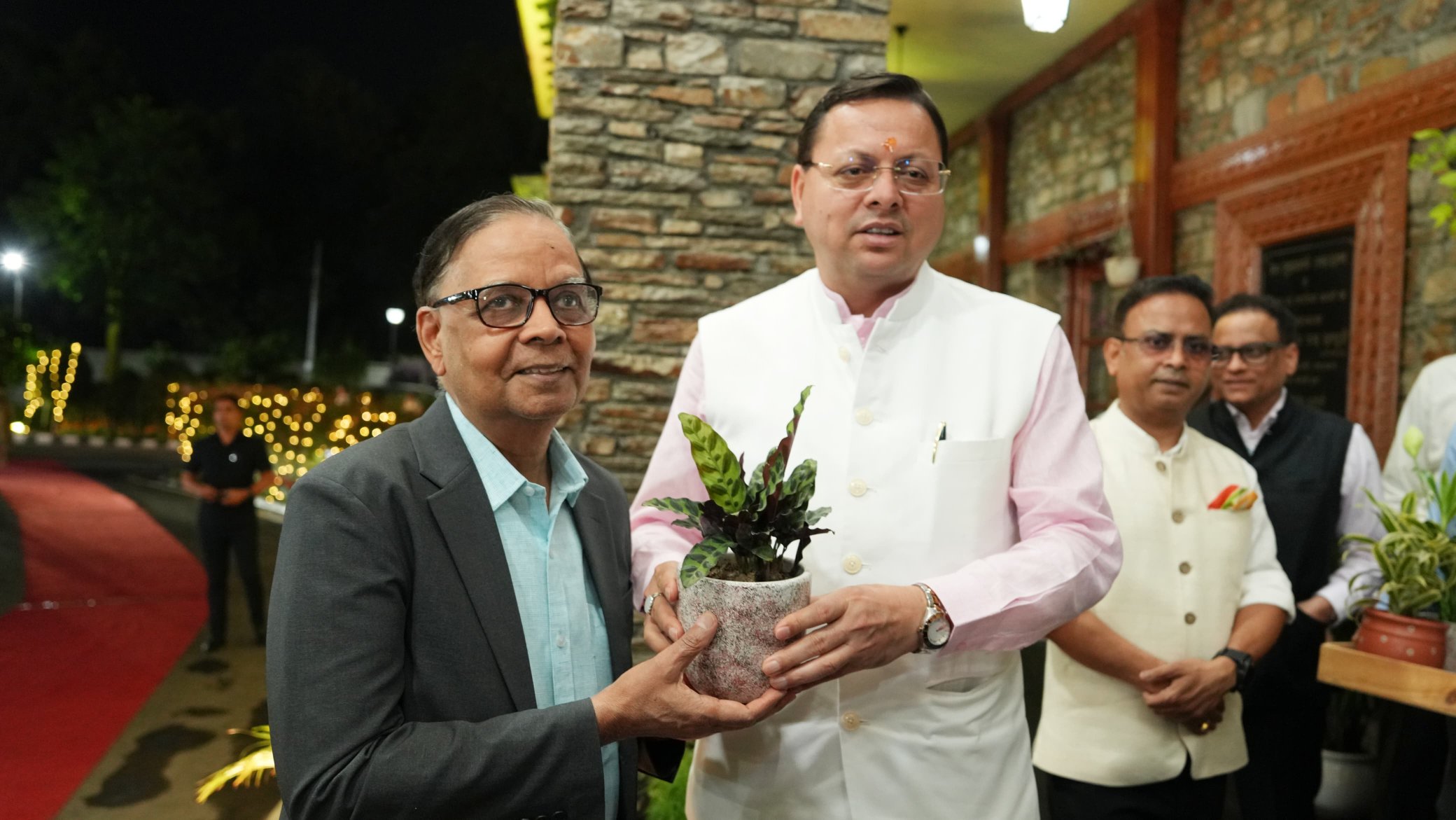 सीएम धामी ने 16वें वित्त आयोग के अध्यक्ष डॉ. अरविंद पनगढ़िया के नेतृत्व में उत्तराखण्ड के दौरे पर आए आयोग के प्रतिनिधिमंडल का स्वागत एवं अभिनन्दन किया।