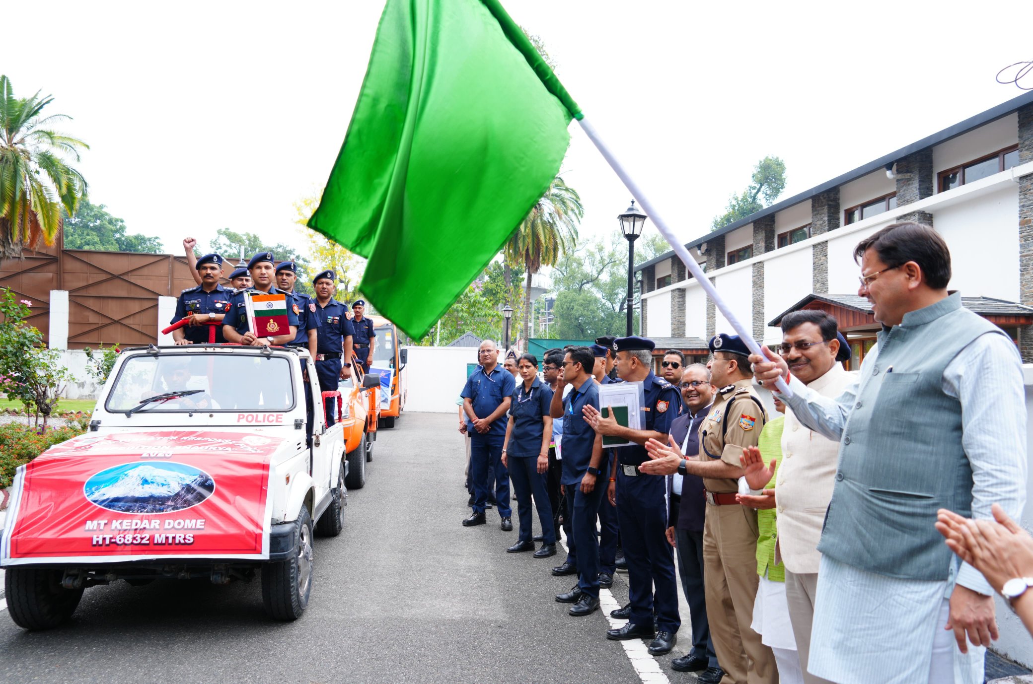 सीएम धामी ने एनडीआरएफ के जवानों का 44 सदस्यों का दल देहरादून, उत्तरकाशी, गंगोत्री, चिरबासा, भोजवासा, तपोवन तथा कीर्ति ग्लेशियर होते हुए लगभग 6,832 मीटर ऊँची ‘केदार डोमश’ चोटी को फतह करने हेतु किया फ्लैग ऑफ।